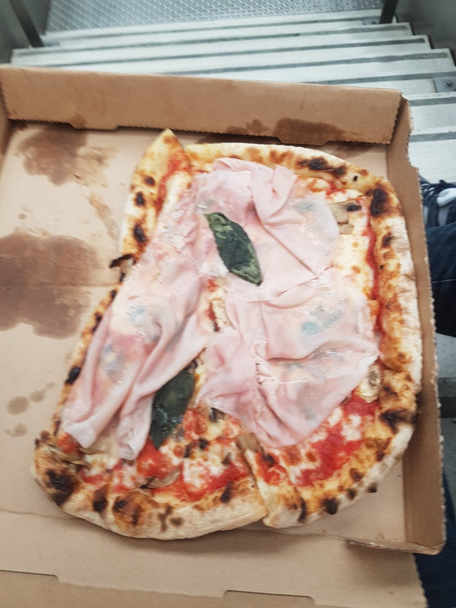 lydericmiotti's tweet photo. .@UberEats @Uber_Support une photo du verso. Ça serait dommage que vous ne voyez pas ça . @LimpastoT voilà a quoi ressemble vos pizzas après être passées par @UberEats https://t.co/3FDP2sKpGe