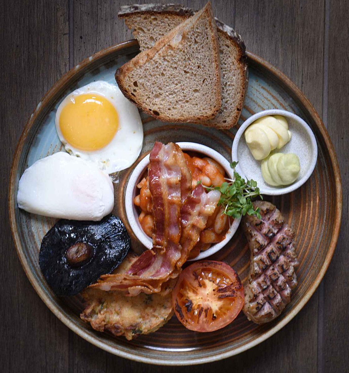 Missed #breakfast? No worries – we serve #brunch from 11am – 2.30pm. Enjoy a #fullenglish with #tea or #coffee. #Vegan option available too. See the full menu here goo.gl/GfMu1V