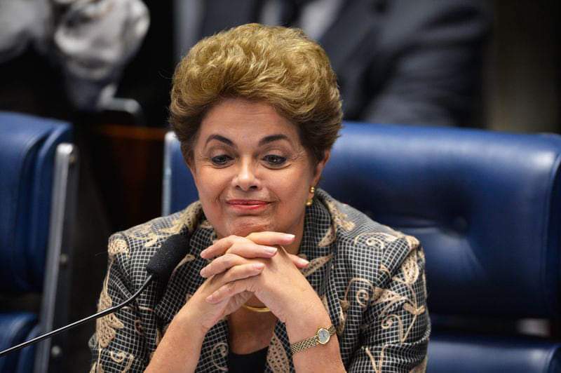 Em 2016 a Dilma ESCOLHEU responder pessoalmente o INTERROGATÓRIO no senado que durou TREZE HORAS. E vocês aí defendendo o cara que não aparece nem prum bate papo com o Haddad.