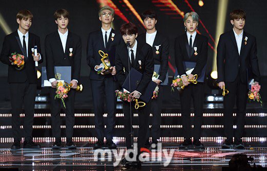 [📰] <a href="/BTS_twt/">방탄소년단</a> เป็นผู้ได้รับเครื่องอิสริยาภรณ์ด้านวัฒนธรรมระดับฮวากวัน (화관) ที่มีอายุน้อยที่สุดจากงาน ‘Korean Pop Culture &amp; Arts Awards’… “เราจะทำให้วัฒนธรรมเกาหลีเป็นที่รู้จักไปทั่วโลก”

(entertain.naver.com/read?oid=117&a…)