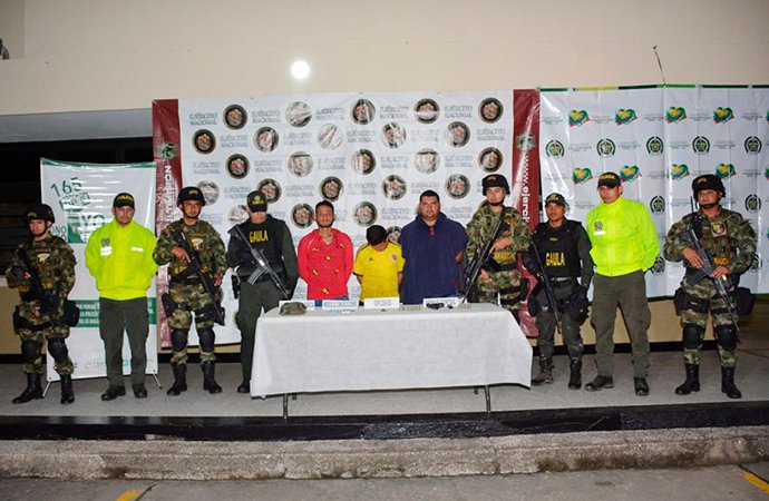 FuerzasMilCol's tweet photo. #PlanDiamante @Ejercito_Div8 a través de trabajo coordinado con @PoliciaColombia e interinstitucional con @FiscaliaCol lograron la captura de alias #Hernesto y alias #Cañuta, primer y segundo cabecilla del Eln y alias #Patepato importante explosivista >>https://t.co/BhdGDIQIfd https://t.co/4PJYzVgCSb