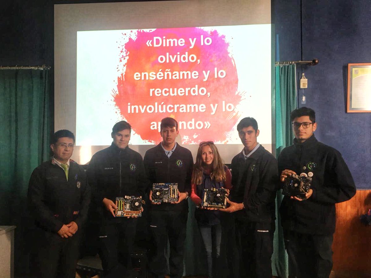 MMAChile's tweet photo. #NosGusta 💚 Ellos son estudiantes de 3º medio del Colegio Kronos de Alto Hospicio. Realizan proyecto piloto de reutilización de residuos electrónicos, reacondicionando computadores en desuso y entregándolos a niños y niñas para su uso en casa #EconomíaCircular 👏🏽 https://t.co/q4DrSi0AmX