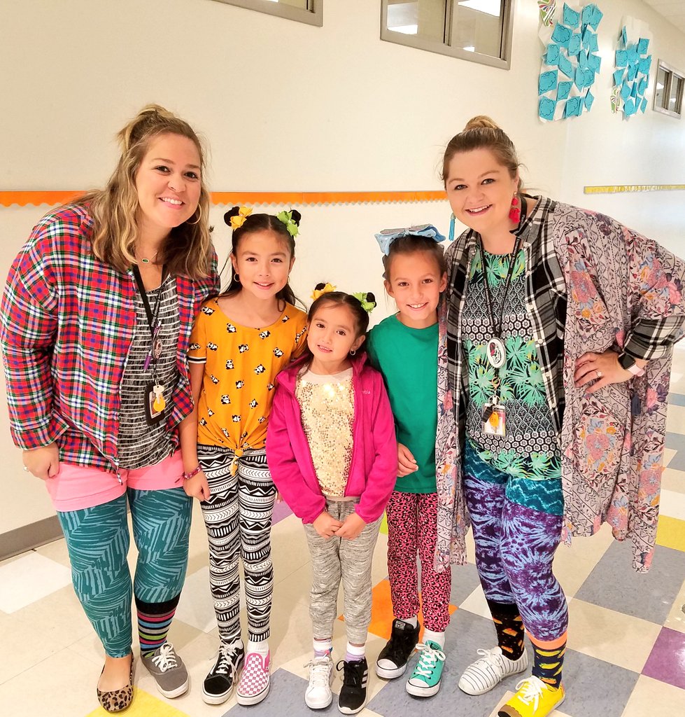 MrsEngelhaupt's tweet image. We are turning our back on drugs and violence today for wacky tacky backwards day! @pgesflyers @MsSnydersClass @Hrivnak_Flyers #redribbonweek2018
