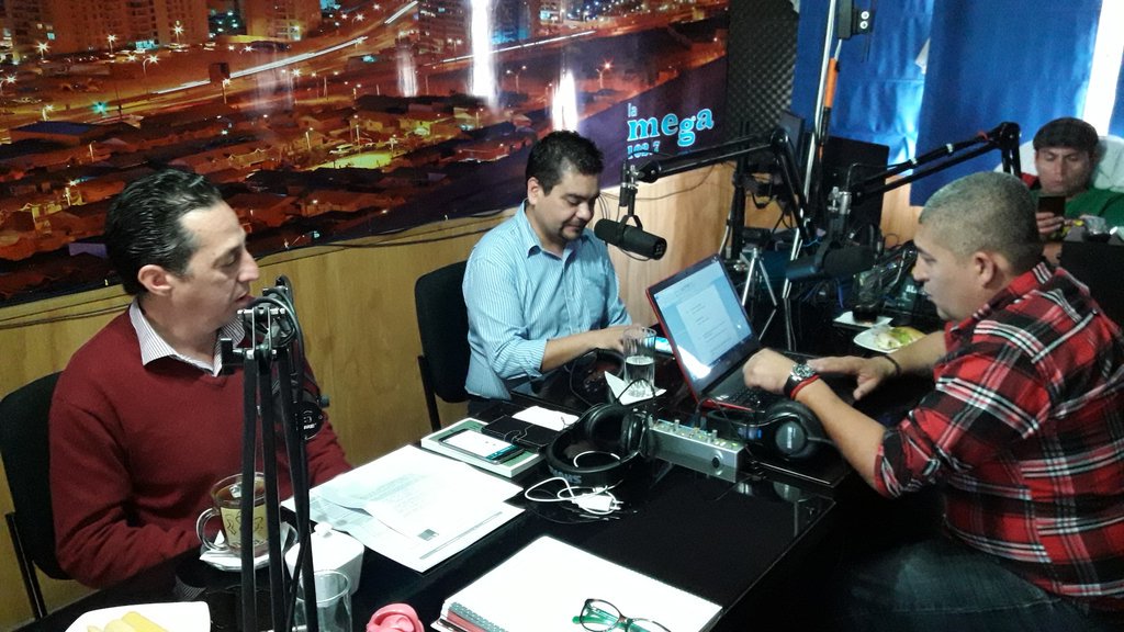 IPSTarapaca's tweet photo. #FelizMiércoles Hoy conversando sobre diversos trámites que se pueden realizar en nuestra red de multiservicios @ChileAtiende en @lamegafmiqq
Recuerden que tenemos sucursales en #Iquique #AltoHospicio #PozoAlmonte 
#ChileLoHacemosTodos https://t.co/1cQWO6DWFX