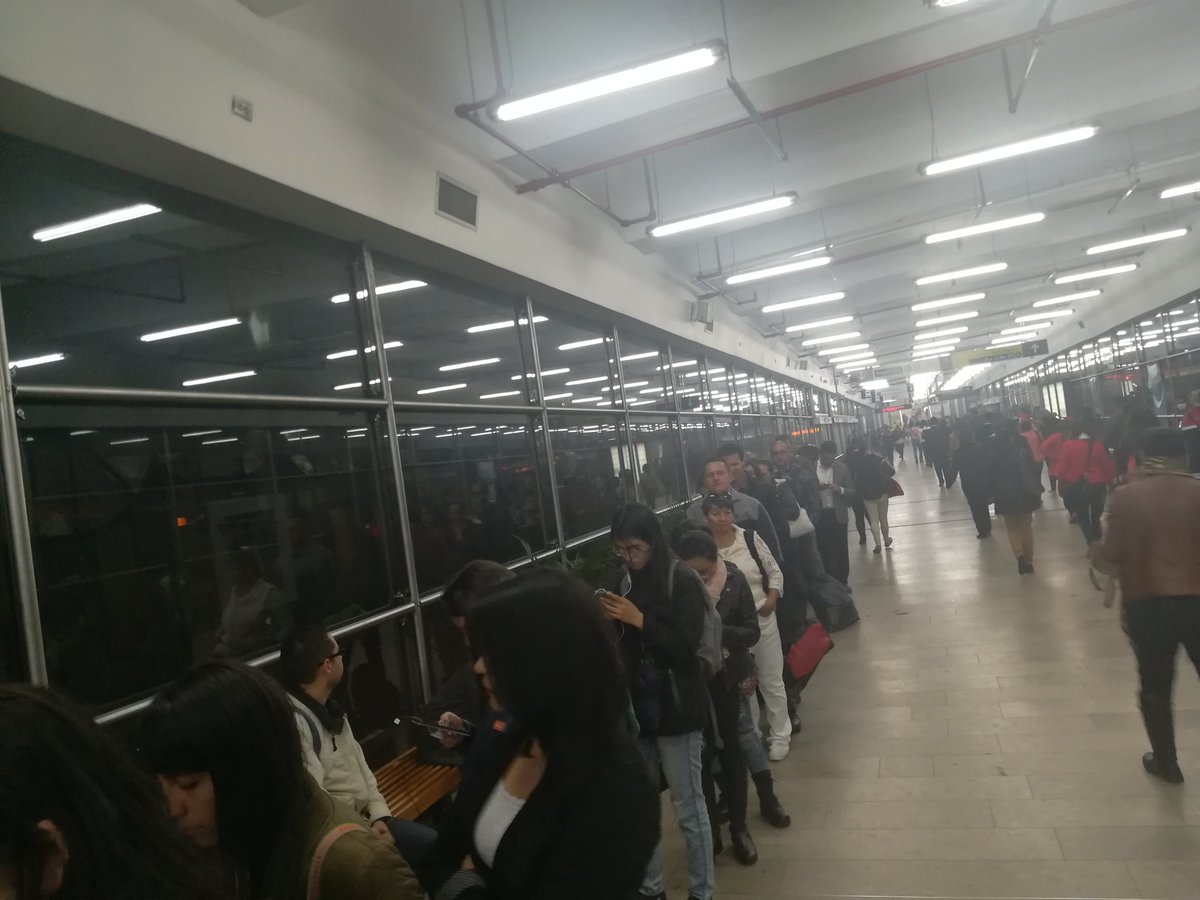 ManuGarciaRiano's tweet image. Esta es la fila que está esperando el #K86, el cual llevamos más de 20 minutos esperando y nada. Pero @TransMilenio para subirle al precio del pasaje si está pendiente 👏