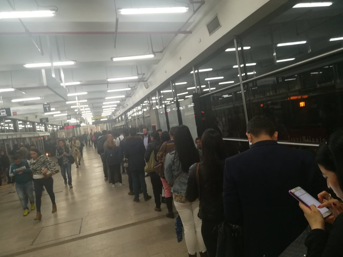ManuGarciaRiano's tweet image. Esta es la fila que está esperando el #K86, el cual llevamos más de 20 minutos esperando y nada. Pero @TransMilenio para subirle al precio del pasaje si está pendiente 👏