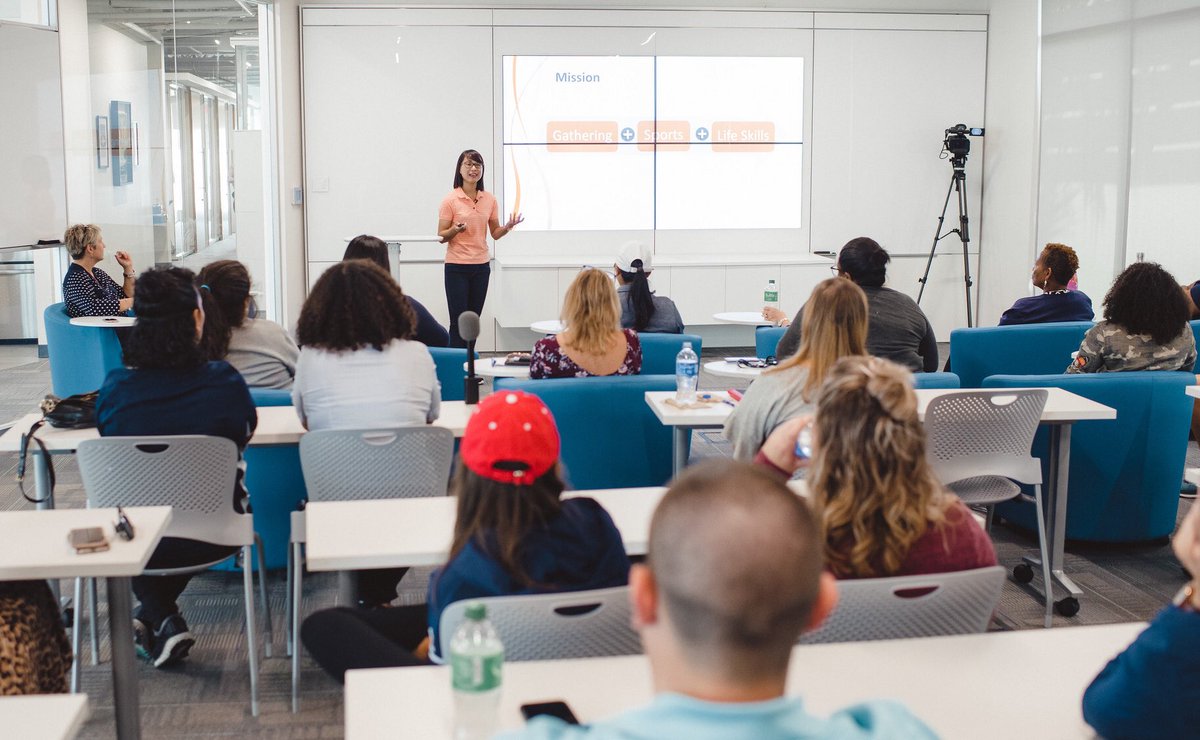 SportsEmpower's tweet image. Burmese delegate @SoeSoeMyar3 🇲🇲, a taekwondo icon and sports admin for the Myanmar Ministry of sports is working with @usta 🎾 mentors on a plan to empower youth and seniors in rural through sports. 💪🏽 Learn more about her: goo.gl/XA612N #GSMP2018