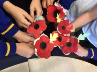 StaffordshireCC's tweet image. School children at #LichfieldLibrary busy creating their poppies for the Staffordshire Remembers display.  #Staffordshire @StaffsLibraries bit.ly/2ApwVre