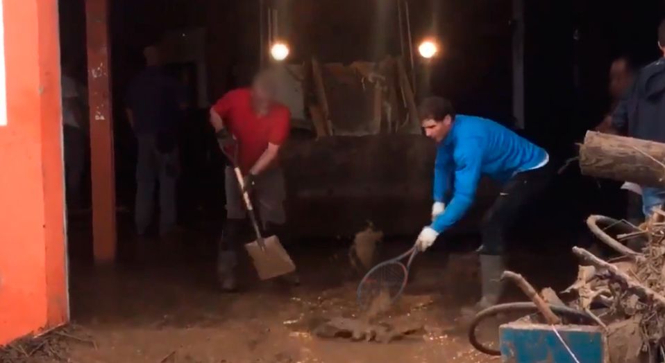 elmundotoday's tweet photo. Días después del temporal, Rafa Nadal sigue intentando achicar agua con una raqueta https://t.co/cLWnP1Np45 https://t.co/EqgP9m61yc