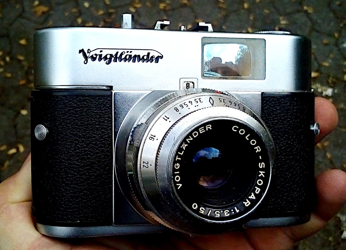 Herr_Filmkorn's tweet photo. Cause I was a bit lazy with my #findsoftheweek here is the full haul in kinda correct timeline:
- #Kodak Box 620 (1936-39)
- #AGFA Jsolette V (1949-52)
- #Voigtländer Vito B big viewfinder (1958-60)
- #AGFA OPTIMA 1535 (1979)
#believeinfilm #filmisnotdead #35to220 #gear https://t.co/PP9TRO9R3c