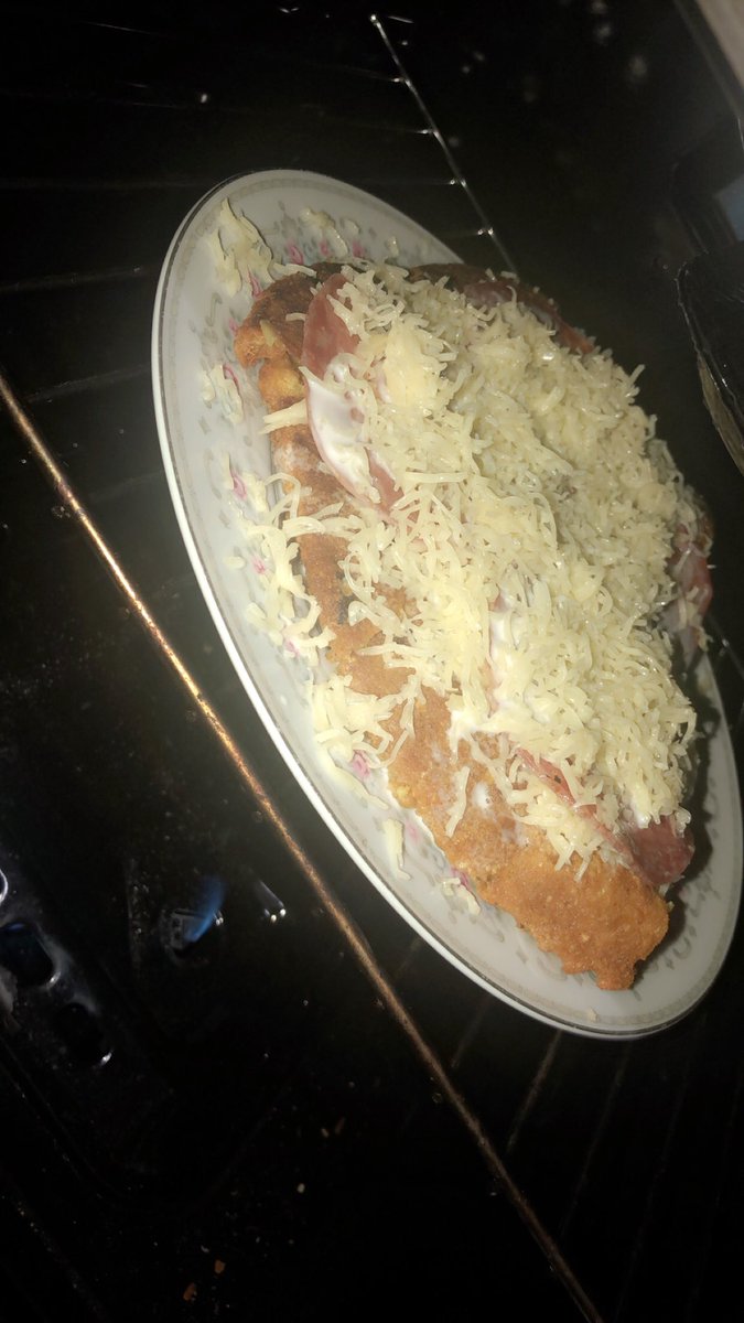 ndockbidi's tweet photo. Non c’est pas une pizza mais un «Gari cheese» une sorte de pizza avec du tapioca comme substitut de la pâte. 

Parce que se réinventer c’est se démarquer. 

#NdockBidi https://t.co/Z3dYXzzqzl