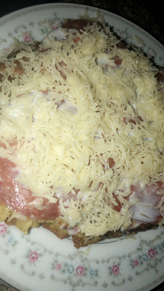 ndockbidi's tweet photo. Non c’est pas une pizza mais un «Gari cheese» une sorte de pizza avec du tapioca comme substitut de la pâte. 

Parce que se réinventer c’est se démarquer. 

#NdockBidi https://t.co/Z3dYXzzqzl