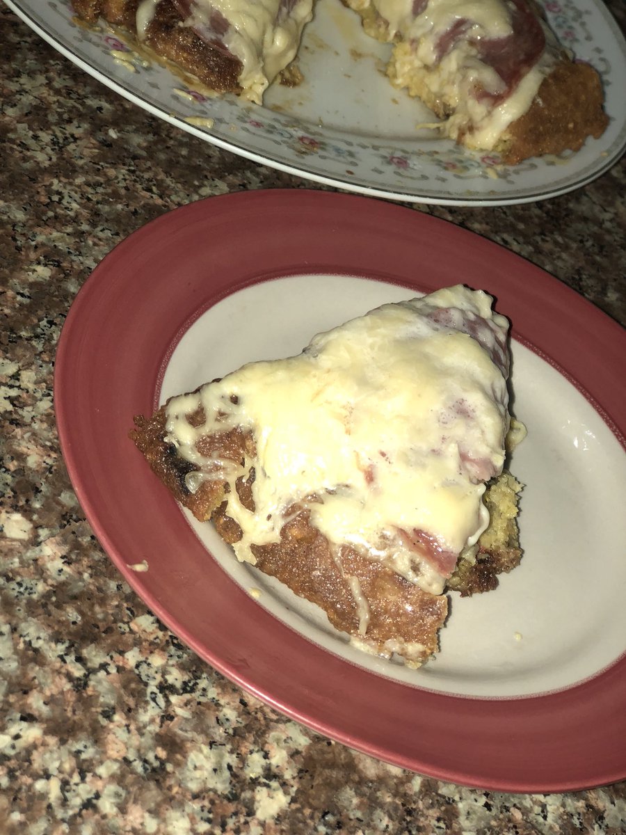 ndockbidi's tweet photo. Non c’est pas une pizza mais un «Gari cheese» une sorte de pizza avec du tapioca comme substitut de la pâte. 

Parce que se réinventer c’est se démarquer. 

#NdockBidi https://t.co/Z3dYXzzqzl