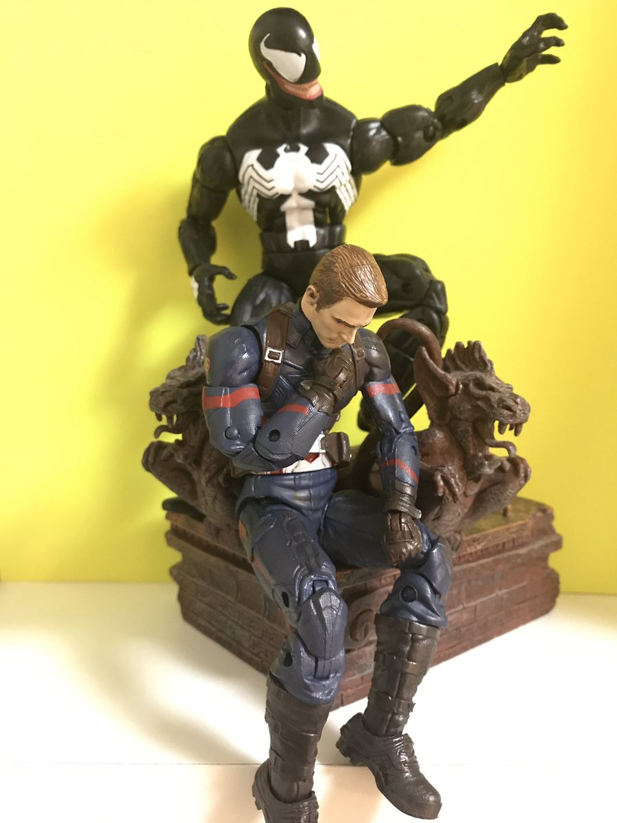 SquadGoz's tweet photo. お題:座る  既出
【Cap】(トニーを殴り過ぎたな。
100年前の親友が大事だな、やっぱ)

【V,Spdy】ロダンサイコー！！

【Cap】目立つからやめてよ。

【V,Spdy】キャップ美術館で潜伏！？

#夜のフィギュア撮影会 
#MarvelLegends 
#captainamerca https://t.co/6dEAPWA906