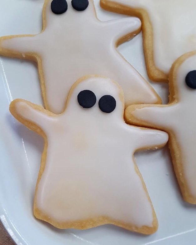 ConcessionBIA's tweet image. Adorable Halloween sweet treats at @CrumbunsCafe  - how adorable are these!!?? 👻 🦇 🎃 788 Concession #scratchbaking #bakery #halloweentreats #supportlocal #concessionbia #hamontfood #hamont