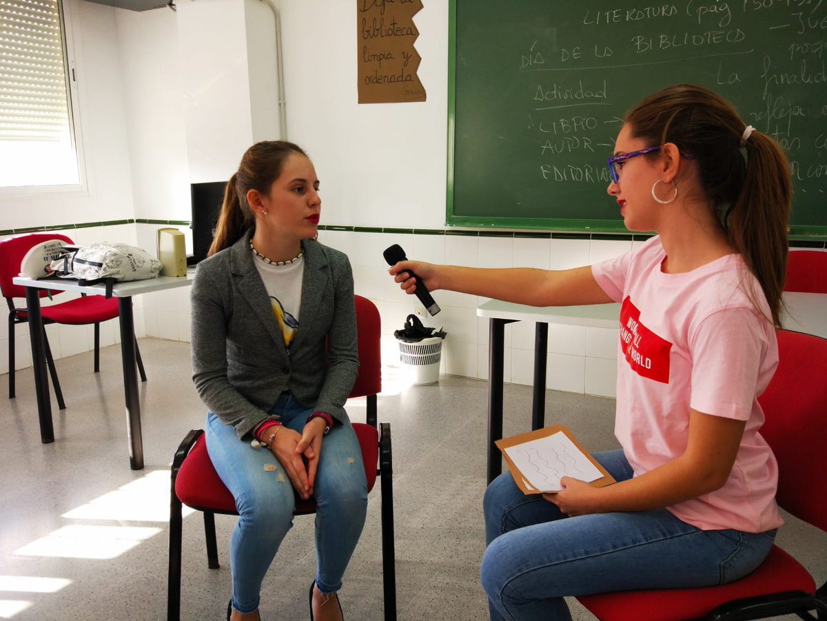 AlmudenaBio's tweet photo. @observalibro los alumnos de la cooperativa de enseñanza Sabina Mora de La Unión, celebran el día de la Biblioteca con diversos talleres, entre ellos, entrevistas y creación de libros gigantes. #PilladoenlaBiblio https://t.co/Lkw6F5Gv7h
