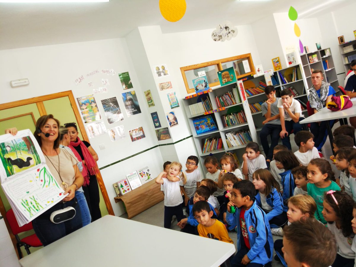 AlmudenaBio's tweet photo. @observalibro los alumnos de la cooperativa de enseñanza Sabina Mora de La Unión, celebran el día de la Biblioteca con diversos talleres, entre ellos, entrevistas y creación de libros gigantes. #PilladoenlaBiblio https://t.co/Lkw6F5Gv7h