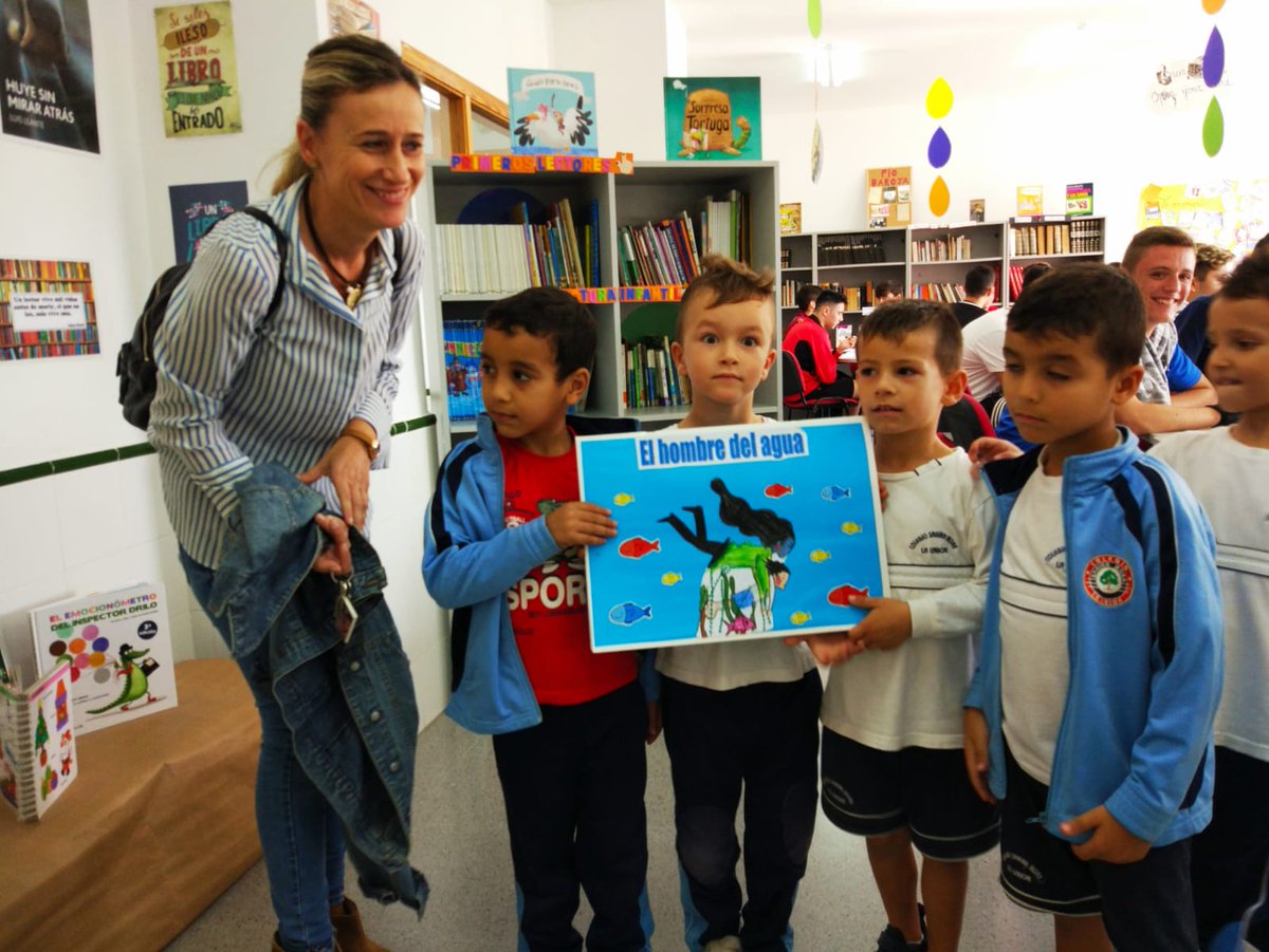 AlmudenaBio's tweet photo. @observalibro los alumnos de la cooperativa de enseñanza Sabina Mora de La Unión, celebran el día de la Biblioteca con diversos talleres, entre ellos, entrevistas y creación de libros gigantes. #PilladoenlaBiblio https://t.co/Lkw6F5Gv7h