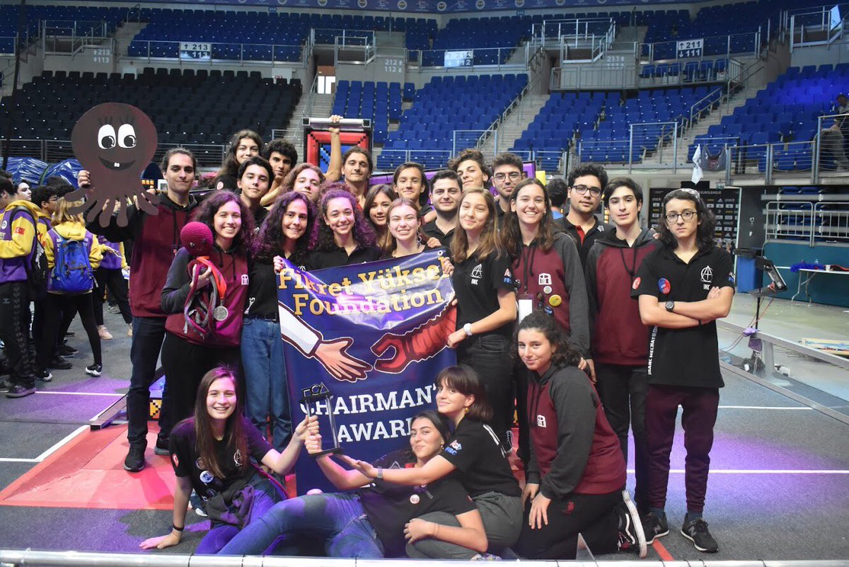 2018 Turkish Off Season’da FIRST ruhunu en iyi şekilde yansıtan takım olmaya layık görülerek yarışmanın en prestijli ödülü olan Chairman ödülü ile onurlandırıldık. Bu güzel etkinliğin organizasyonuna yardımcı olan, katılımlarıyla yarışmaya renk katan herkese çok teşekkür ederiz:)