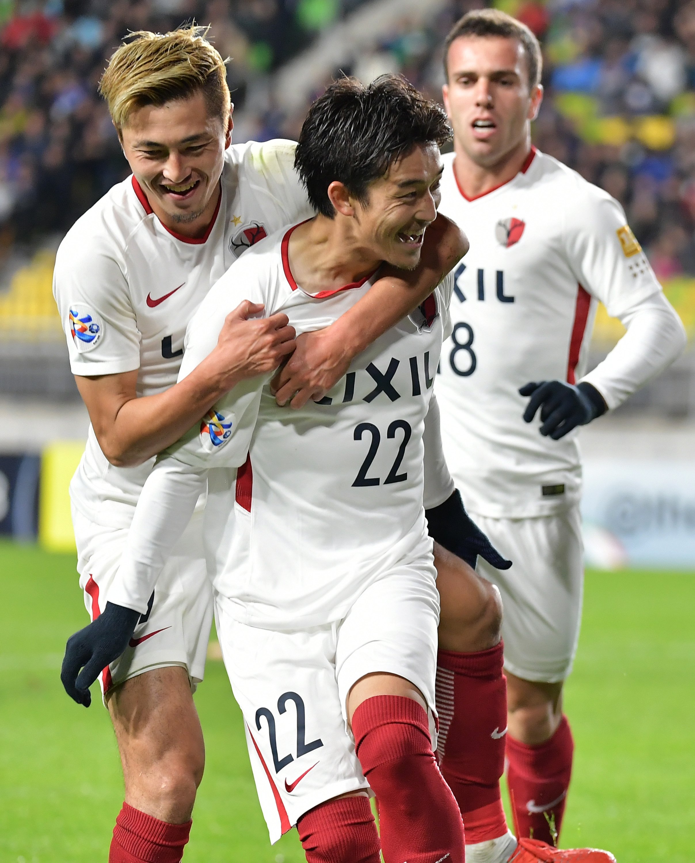 茨城新聞運動グループ サッカーのアジア チャンピオンズリーグ ａｃｌ 準決勝第２戦は２４日に行われ 鹿島アントラーズは韓国 水原ワールドカップ競技場で水原と３ ３で引き分け ２戦合計６ ５で初の決勝進出を決めました 後半３７分 セルジーニョ