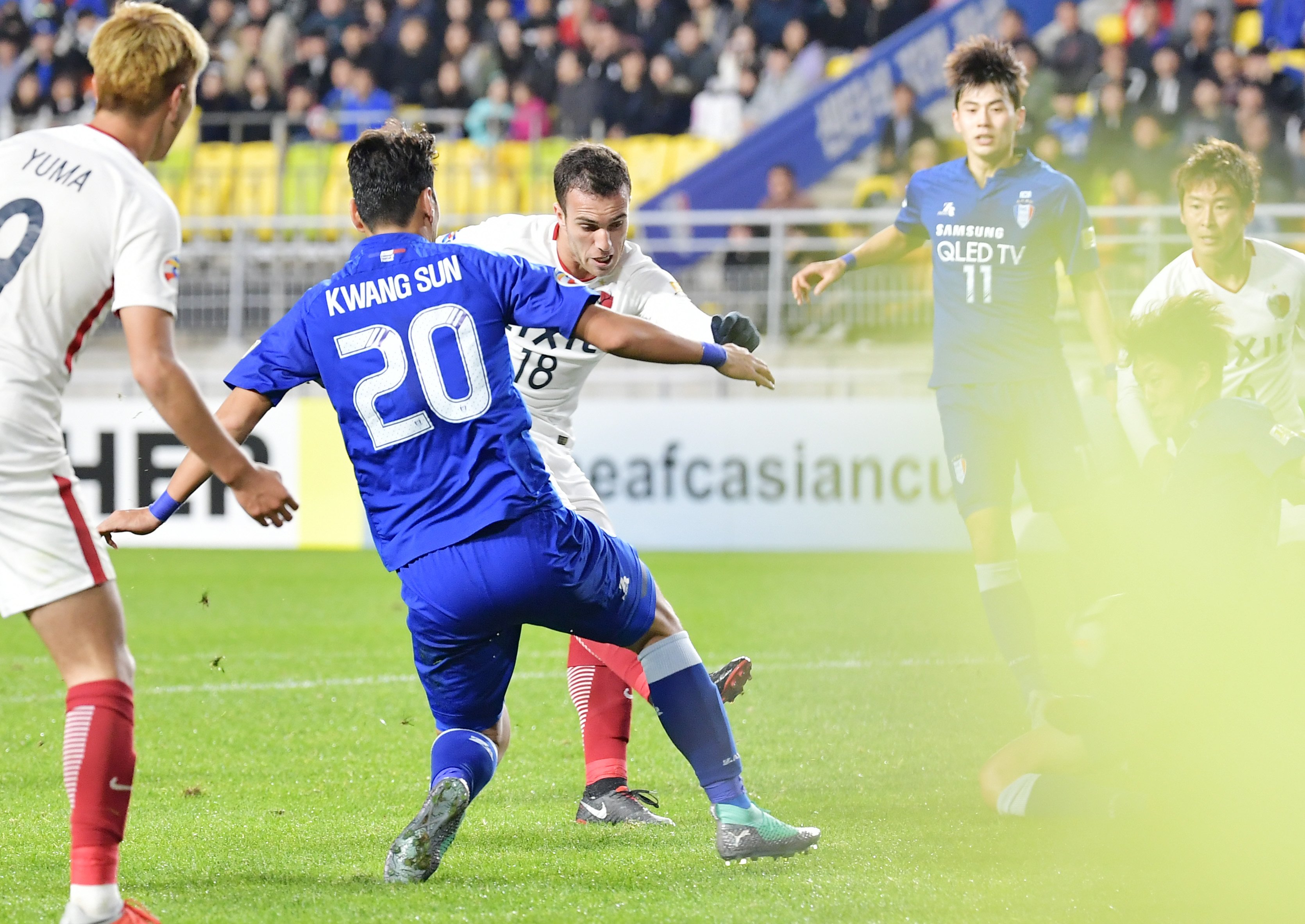 茨城新聞運動グループ サッカーのアジア チャンピオンズリーグ ａｃｌ 準決勝第２戦は２４日に行われ 鹿島アントラーズは韓国 水原ワールドカップ競技場で水原と３ ３で引き分け ２戦合計６ ５で初の決勝進出を決めました 後半３７分 セルジーニョ