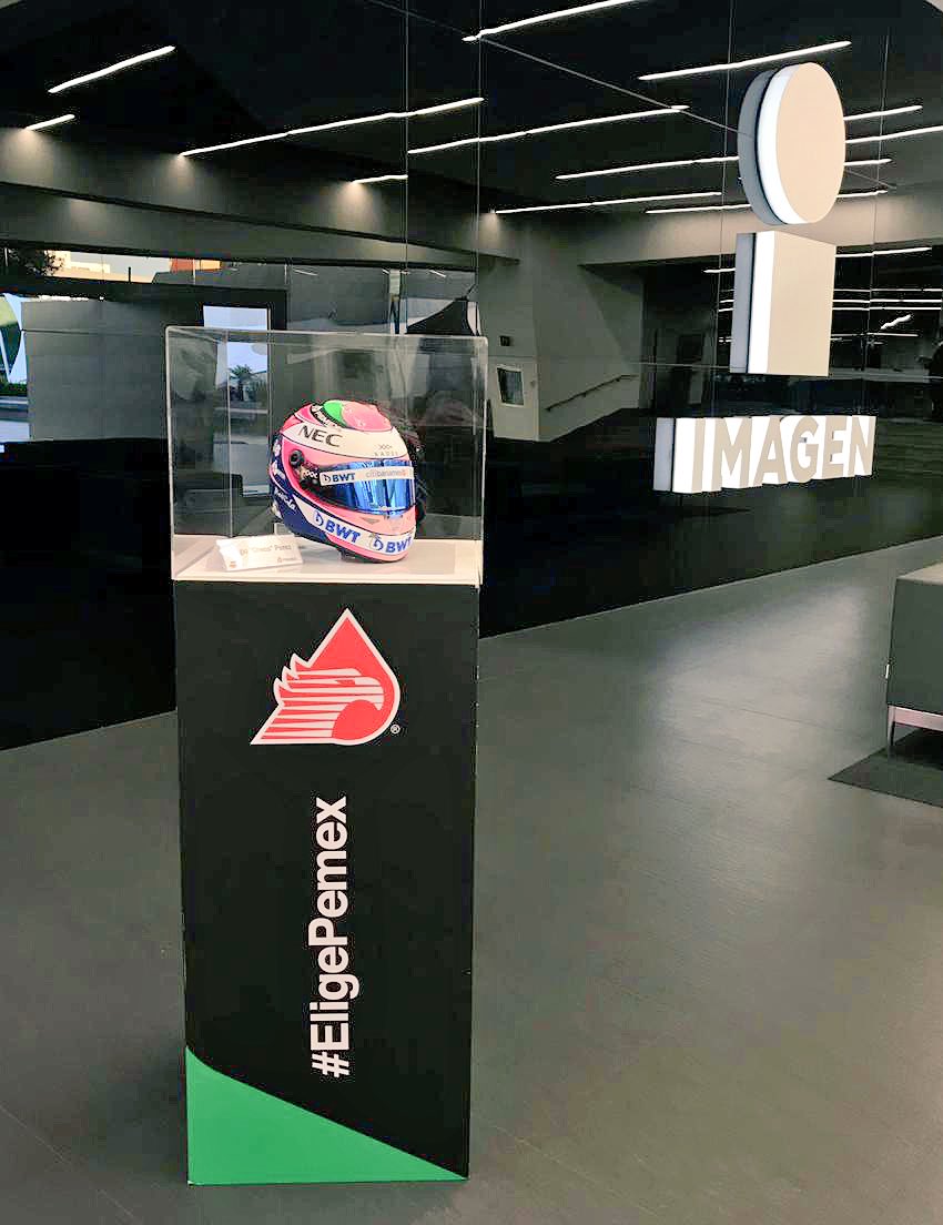 XCristianMoreno's tweet photo. Para llenar de buenas vibras al piloto mexicano @SChecoPerez, hoy recibimos su casco en @Excelsior @Imagen_Mx @ImagenTVMex @Atraccion360 

Ojalá que el de este fin sea un gran Gran Premio de México.

@mexicogp https://t.co/xLcjbJAZlG
