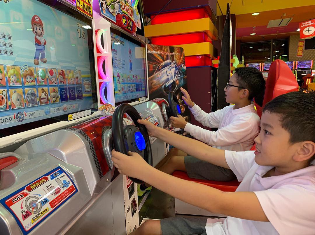 ট ইট র つのっち いんすたメイン 今日は小さなパレハとゲーセン三昧 アイス コントラ アイスのマリオカート盛り上がりました 太鼓の達人で 虹 を選びたかったのに 紅 X Japan を選んだ甥っ子 受験生ですw ゲームセンター ゲーセン マリオカート