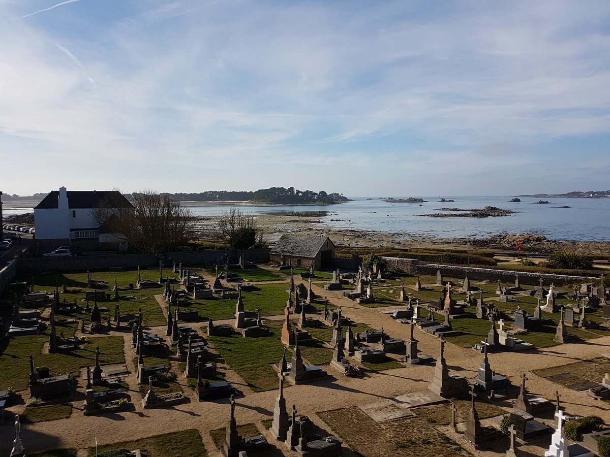 AndreasNorlin's tweet photo. Fieldwork is nice, and after fieldwork comes datahandling, @JoostMansour is fighting with Excel and I am counting cells from pictures of colonial #Radiolaria. Luckily the view is nice from #SBRoscoff.
#protists #mixotrophs #MixITiN #eSNCMs @MSCActions @mixotrophs @EU_H2020 https://t.co/SFWZJFx31C