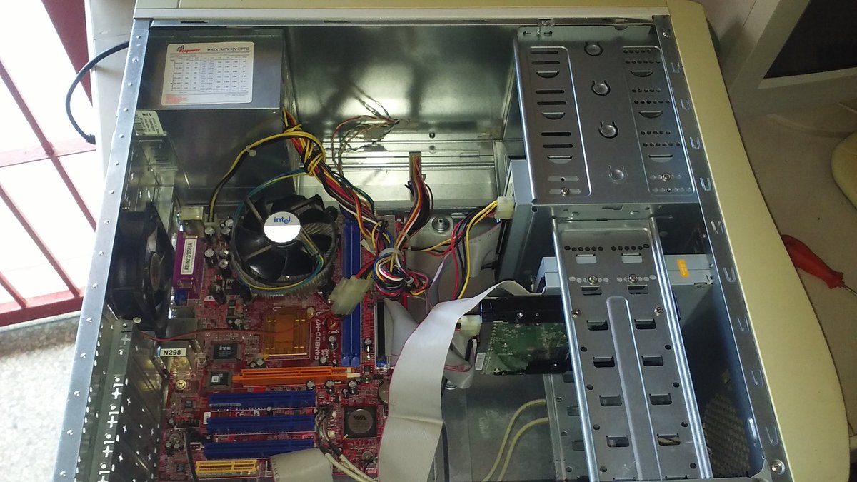 Cbit_Matute_S's tweet photo. Técnico Cbit en la  revisión de computadoras. Del Cbit 1ro de Mayo. Para detectar cuáles equipos están operativos. Para ser incorporados en otros espacios Cbit.  @carcasa02 @FundabitPrensa. @fbitanzoategui @psuvaristobulo @vane_prieto https://t.co/PAT2OJaCXj