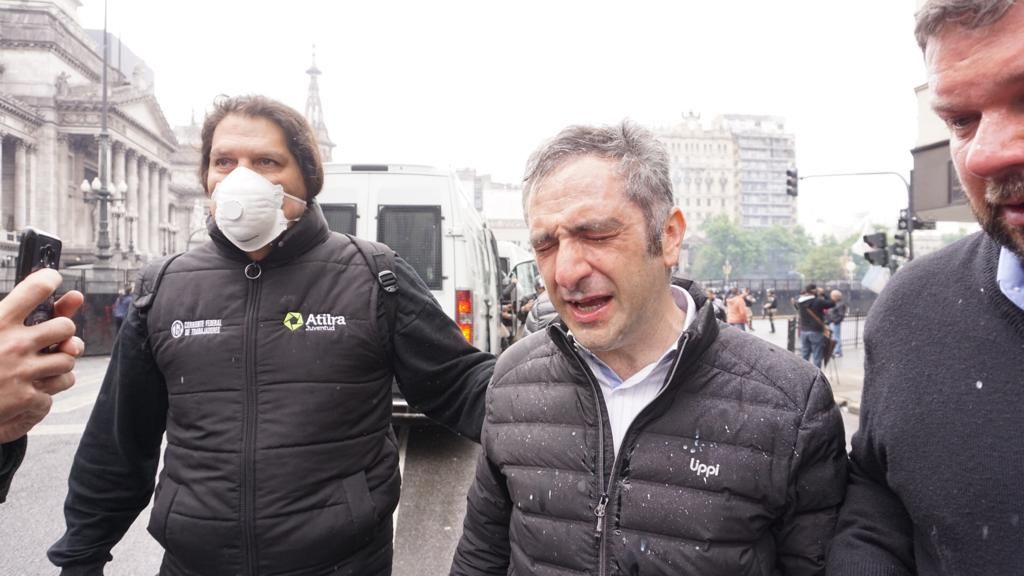 izquierdadiario's tweet photo. Escándalo: reprimen a @myriambregman, @pietragallahora, @larroqueandres y otros diputados. #NoAlPresupuesto #NoAlPresupuestoDelFMI https://t.co/1dZScVuloh https://t.co/xvLVq1xd7q