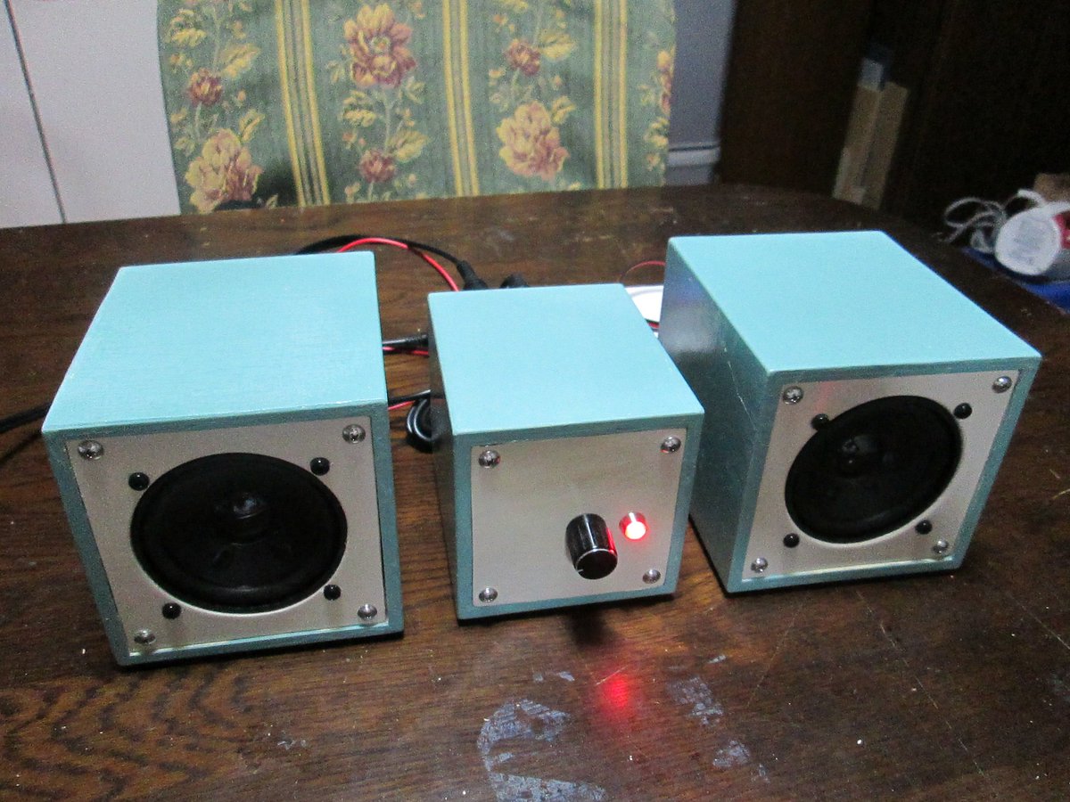 海野史生 على تويتر こんばんは 純セレブスピーカー とは全く真逆のコンセプトで って大げさなものではないですけど 笑 Pcに繋ぐアンプとスピーカーを100均の木箱等で作ってました スピーカー ユニットが余っているので純セレブスピーカーに手を出そうと思います