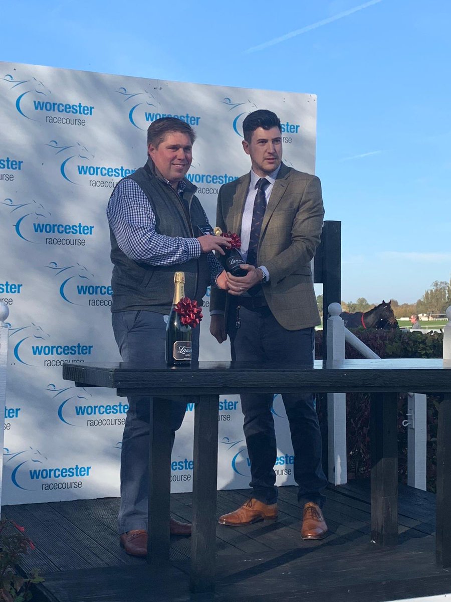 Congratulations to @DSkeltonRacing who won the 2018 trainers championship @WorcesterRaces earlier today and receives our £500 voucher & champagne! Well done to Dan and his team at home #leadingtrainer 🏆 🍾