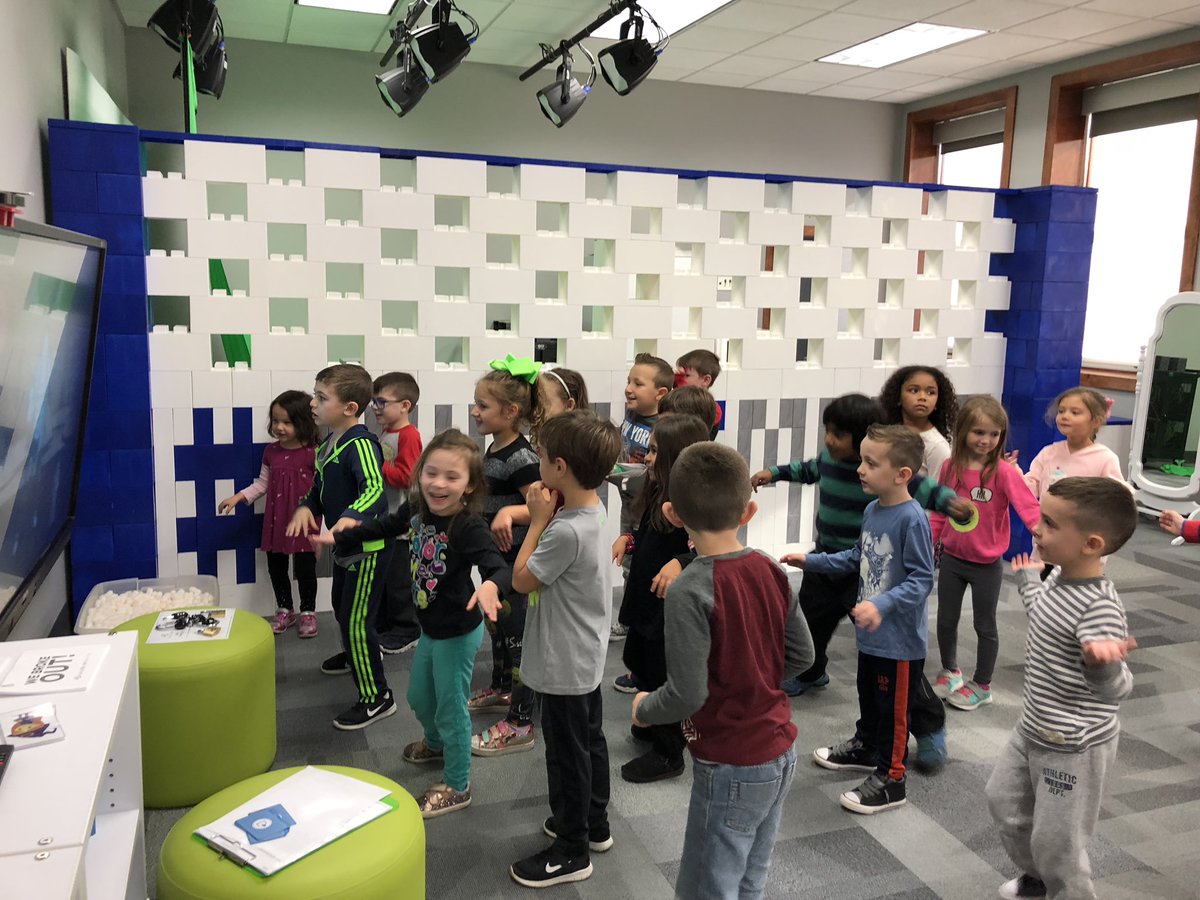 Our first sessions of Breakout EDU were a success! Luckily, the classes all “broke out”! <a href="/allychiu28/">Ally Chiu</a> <a href="/jmcgahan31/">Julie McGahan✌🌏⚓</a> <a href="/breakoutEDU/">Breakout EDU</a>  #SMILES #School6Magic