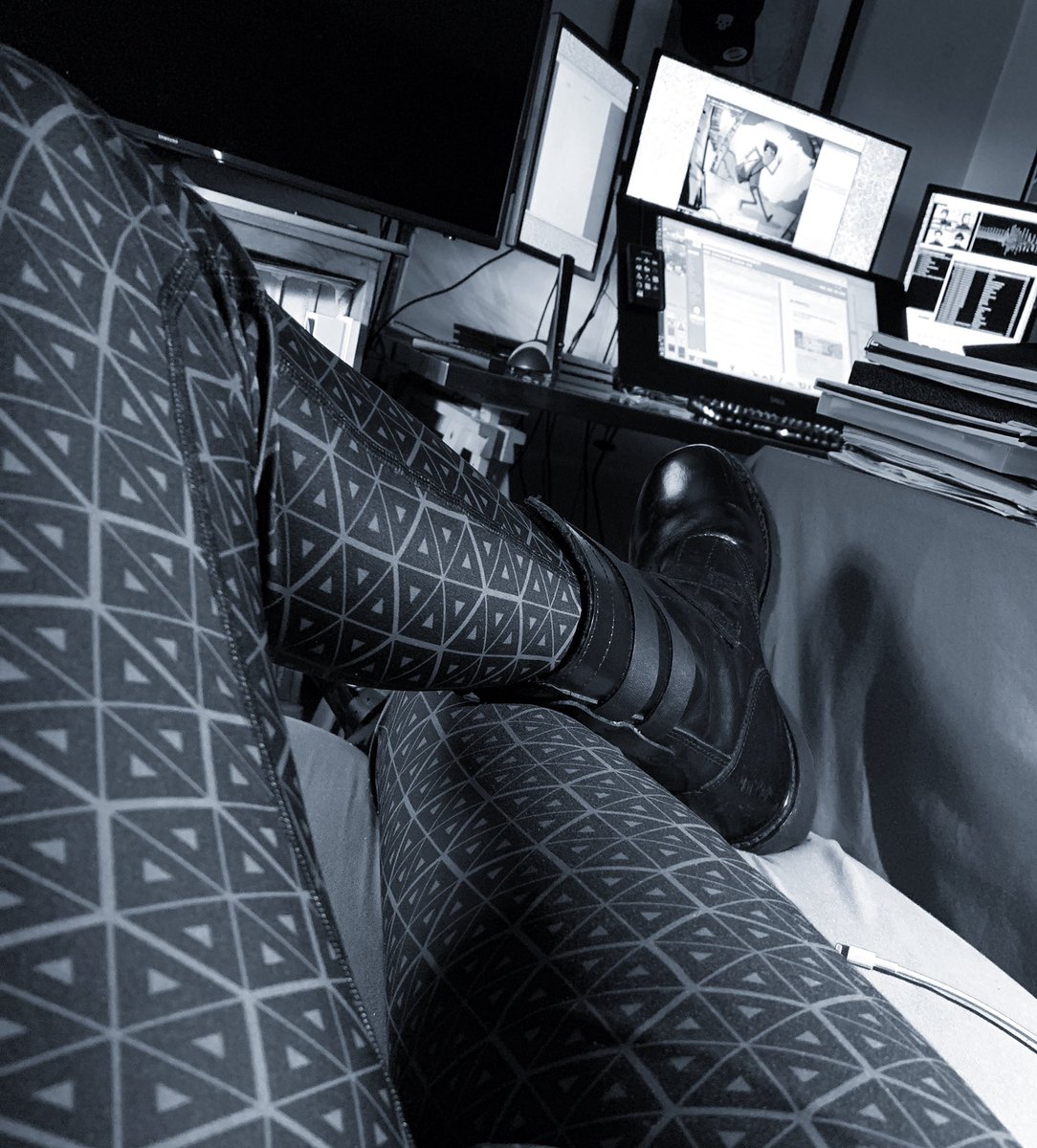 dustrial's tweet image. 🎶we’re men, men in tights... 🎶
My selfie skills are garbo 
#compressionpants #leggings #dustrial