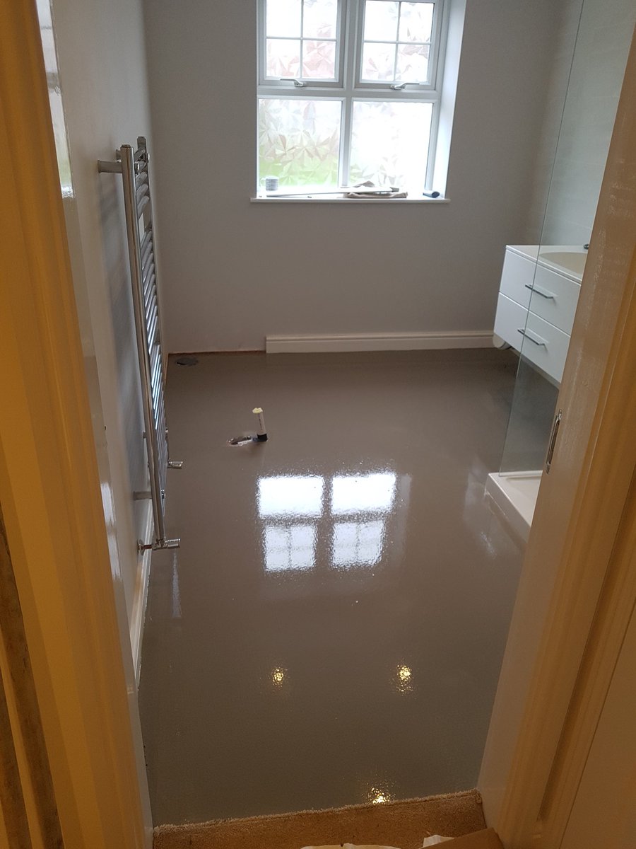 1metresquared's tweet image. Upstairs Bathroom refurbishment commences with @tilemasteradhes
Existing chipboard flooring, where bath used to be, overboarded with 9mm ply then existing tiles prepared with prime+grip before smoothing the whole bathroom floor with #tilemaster Levelflex. All ready for #LVT