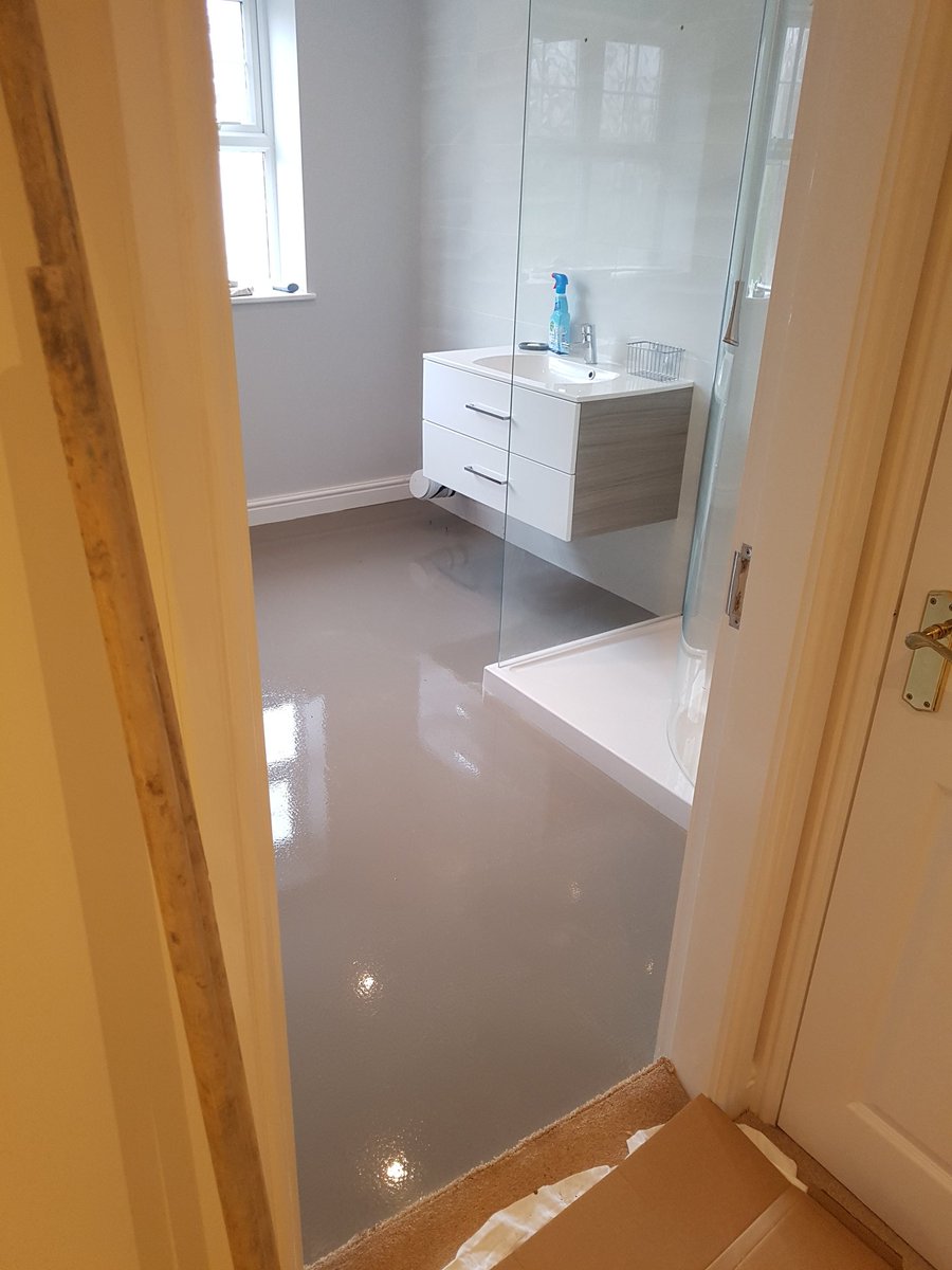 1metresquared's tweet image. Upstairs Bathroom refurbishment commences with @tilemasteradhes
Existing chipboard flooring, where bath used to be, overboarded with 9mm ply then existing tiles prepared with prime+grip before smoothing the whole bathroom floor with #tilemaster Levelflex. All ready for #LVT