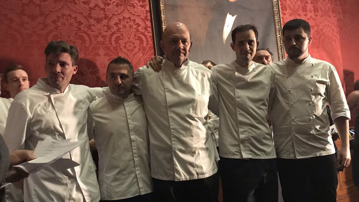 lhotellerieLHR's tweet photo. Sébastien Trudelle, Jonathan Mougel, Jean-Christophe Jeanson, Patrice Ibarboure et David Briand : Mof Pâtisserie Confiserie 2018 !!!! 5 nouveaux MOF #MOFFerrieres @MOF_COET #mof #patisserie https://t.co/FRHFnJelh1
