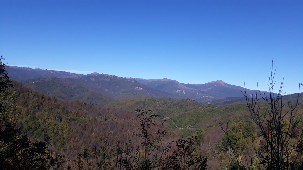 CesareLombardo's tweet photo. La catena dell'Antola vista da Reisoni di Fontanigorda #girigiritondi #viaggioinvaltrebbia #oggiilcieloèblutrail https://t.co/kqzmG5CWRD