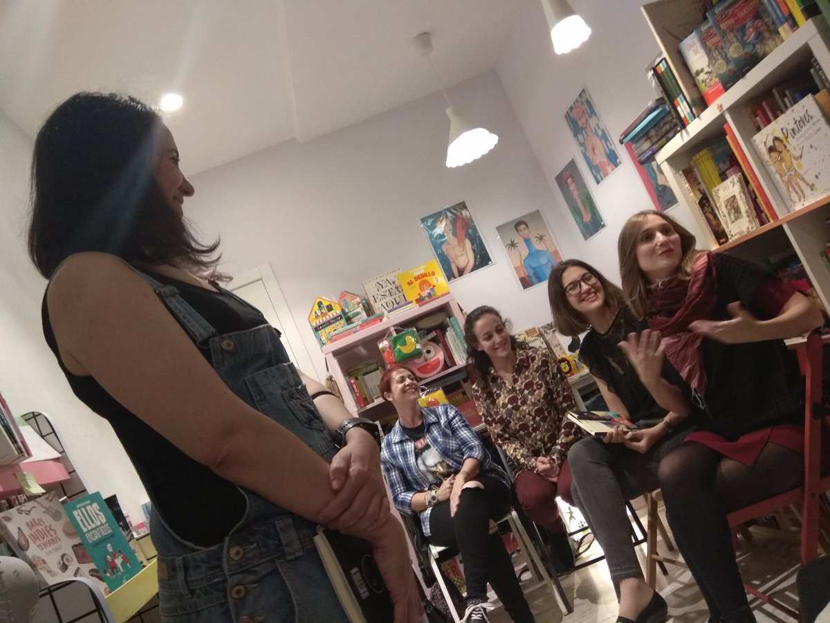 gisbanos's tweet photo. Llenazo en la presentación del #IIPremioRipley en Madrid y un placer escuchar a las autoras. (¿Se nota? 😍). https://t.co/5OGt7X1YMi