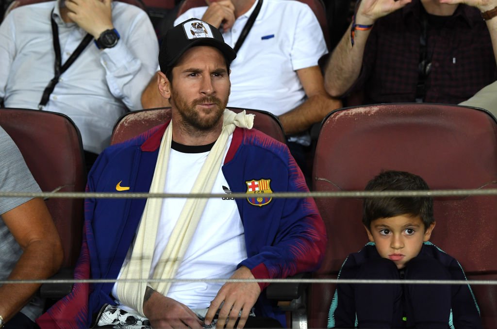 FootballJOE's tweet photo. If WWE has taught me anything, it's that Lionel Messi is going to pull off that sling, jump over the ropes and lay the smack down on someone later tonight. https://t.co/3AZY9bolav