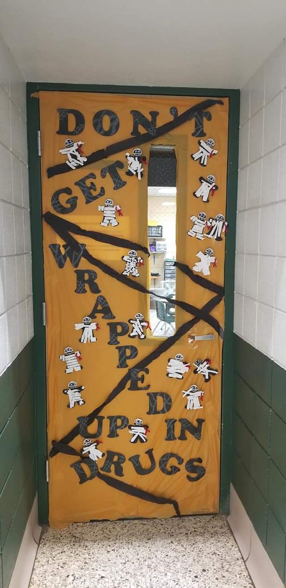Noble4HLady's tweet photo. Red Ribbon Week Door Decorating at Shenandoah Elementary. #creativemessaging #DrugFree https://t.co/0TCpcoPICv