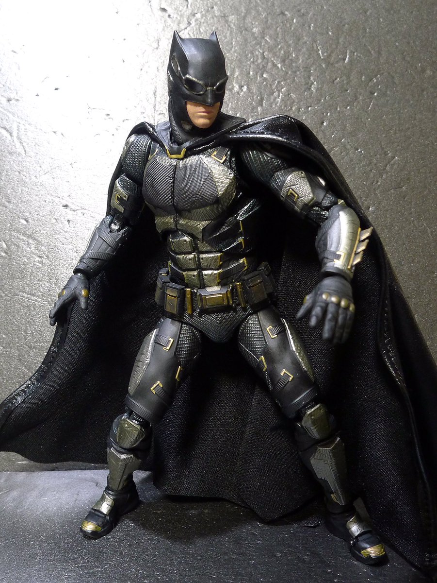 勝仁郎 Twitterissa このバットマン劇中では終盤で出てきて敵の武器を奪って戦ってたよね その武器をなんでこれに付属品として付けてくれなかったんだろうか Mafex Batman Tacticalsuitver Dcアンバサダー マフェックス バットマン タクティカルスーツver