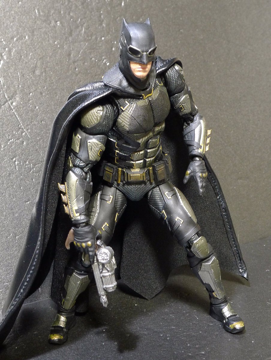 勝仁郎 Twitterissa このバットマン劇中では終盤で出てきて敵の武器を奪って戦ってたよね その武器をなんでこれに付属品として付けてくれなかったんだろうか Mafex Batman Tacticalsuitver Dcアンバサダー マフェックス バットマン タクティカルスーツver