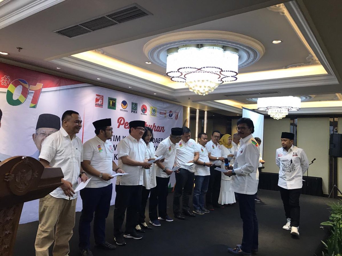 maskendari's tweet photo. Pengukuhan Tim Kampanye Daerah Koalisi Indonesia Kerja Provinsi Kalbar Joko Widodo - KH. Ma’ruf Amin (Pontianak, 20/10/2018). Saya dipercaya sebagai Direktur Konten.
#bungken 
#damungzamannow
#salam2periode 
#sekalilagi https://t.co/onbKegly7C