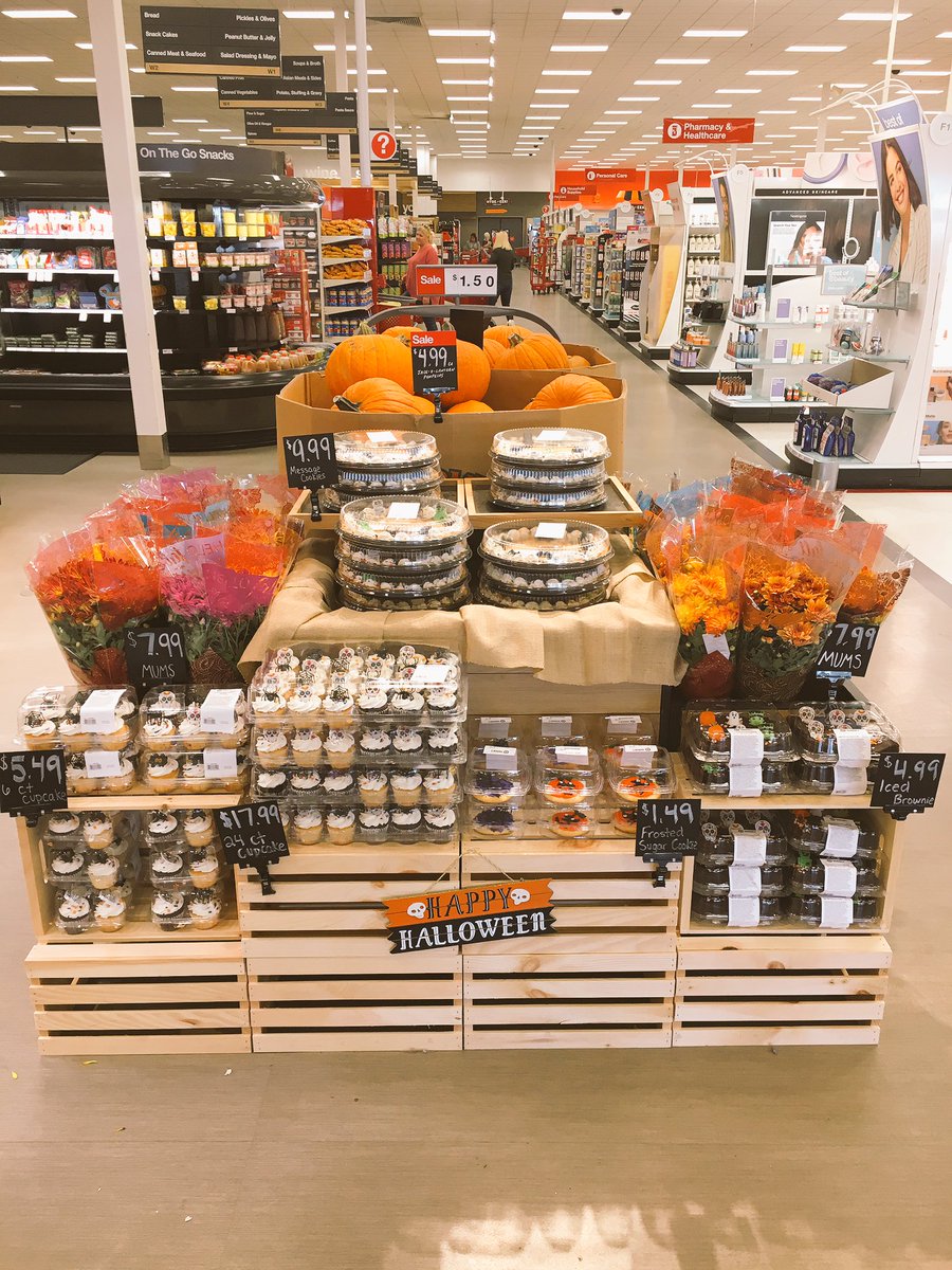 I love this bakery and produce display so much it’s SCARY!🎃🦇#T1771 #HalloweenReady