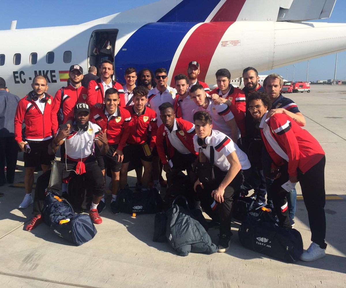 MartosClubDptv's tweet image. #Directo🔴 | ¡En esto momentos el equipo está viajando llegando a melilla! ✈️

🙌¡Queremos seguir soñando!🙌

#JuntoSomosMasFuertes ⚪️❤️
#MartosCD