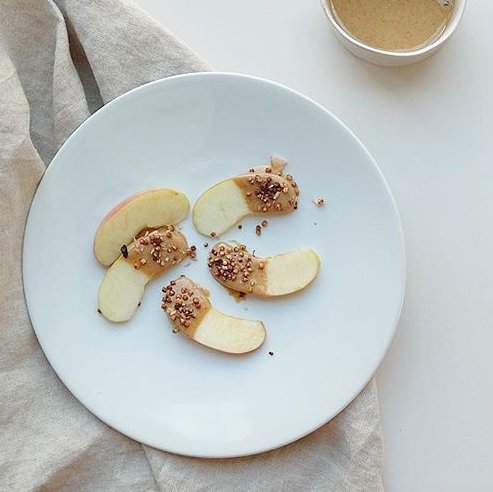 A mid-morning snack for when lunch feels so far away: sprinkle Qnola on sliced fruit for simple, sustainable nourishment 👌🏼