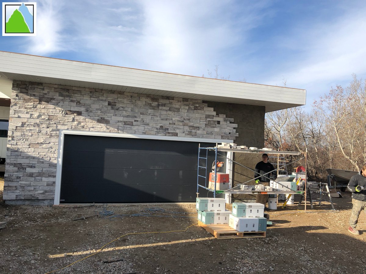 Our first peak at the new Fogbank color from <a href="/creativemines/">Creative Mines</a>. The 'Split Modular Fogbank' shown here in Saskatoon, SK is being installed by Exquisite Exteriors.#yxe #masonry #creativemines #timberstone