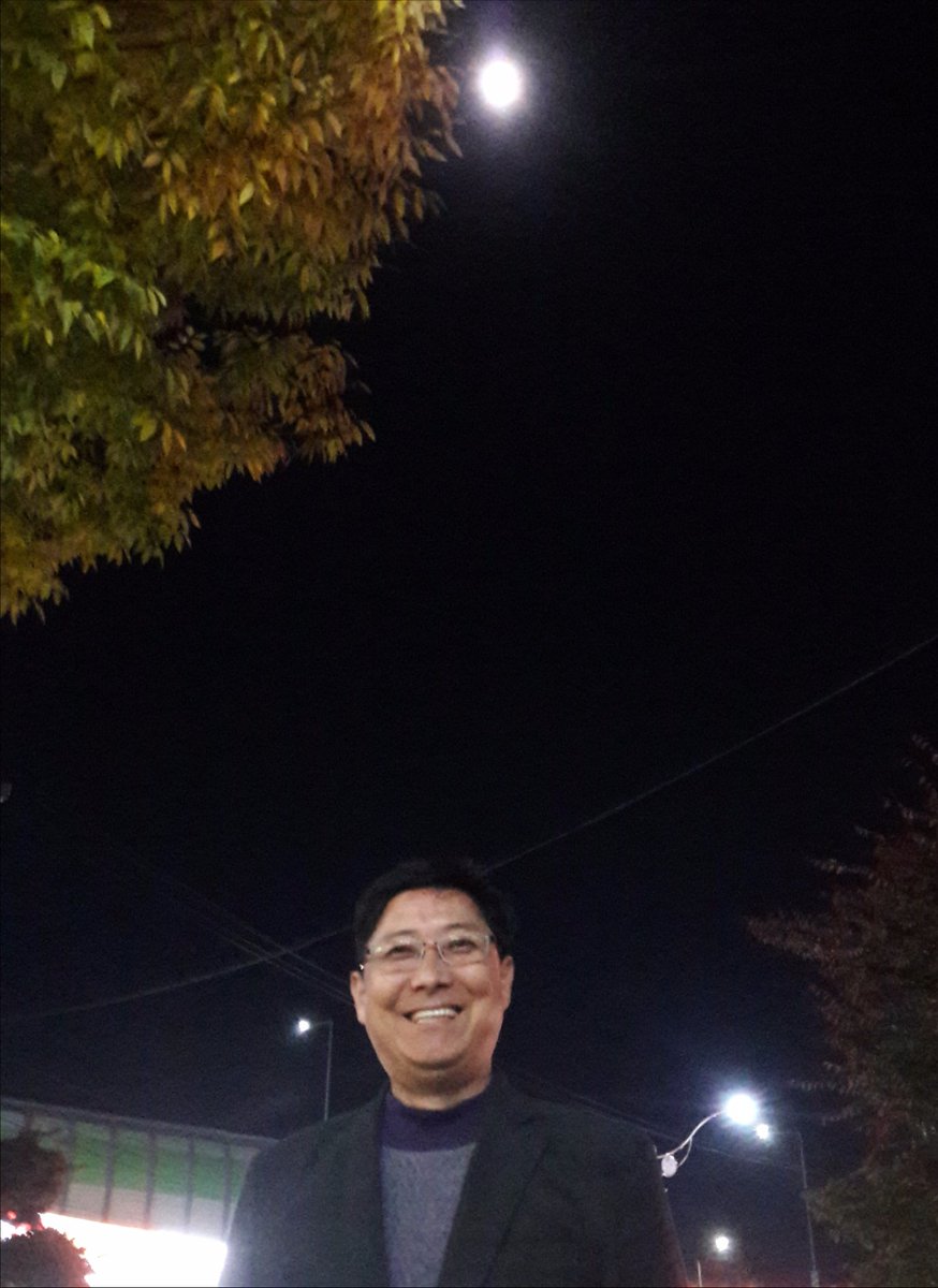 2018.10.24,수

가을!
겨울을 준비하며,

가로수 단풍과 둥근 보름달
아름다운 대한민국!