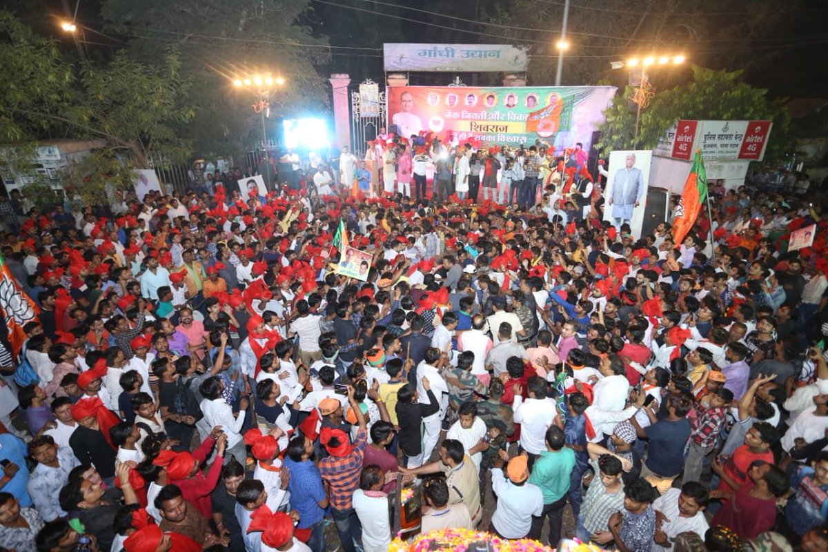 AbharYatra's tweet image. #JanAshirwadYatra को लेकर ग्वालियर में उत्साह चरम पर है। फूलबाग चौराहा पर दीपावली से पहले ही उत्सव सा माहौल और हजारों नागरिकों का हुजूम श्री @ChouhanShivraj को समृद्ध मध्य प्रदेश के निर्माण के लिए आशीर्वाद दे रहा है।